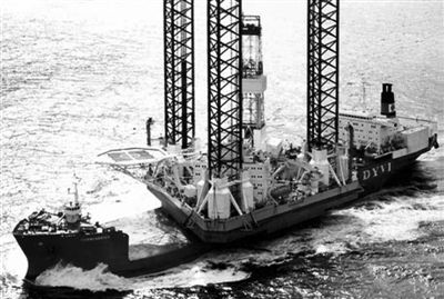 “克拉”石油钻井平台 于1985年在芬兰建造，长69米，宽80米，最多可容纳102人。平台为一家俄罗斯油气开采企业所有。这座钻井平台今年9月投入钻油工作，原打算3个半月内在海平面3500米以下钻出一口油井。 