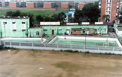 该游泳池内有两个池子，左边给儿童玩耍，右边为出事游泳池。