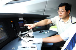 国家安全监管总局副局长孙华山在驾驶室询问高速铁路安全工作情况。图片来源：国家安监总局网站