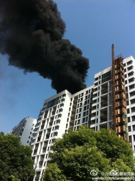 在建楼盘一18层楼房起火。图片来源：网友@向往我的那一片天