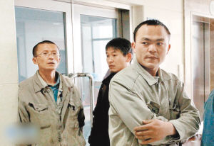右图为12月17日，伤员的同事在医院病房外等候。(新华社记者