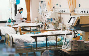 12月17日，两名伤员在烧伤科监护病房内接受治疗。（新华社记者