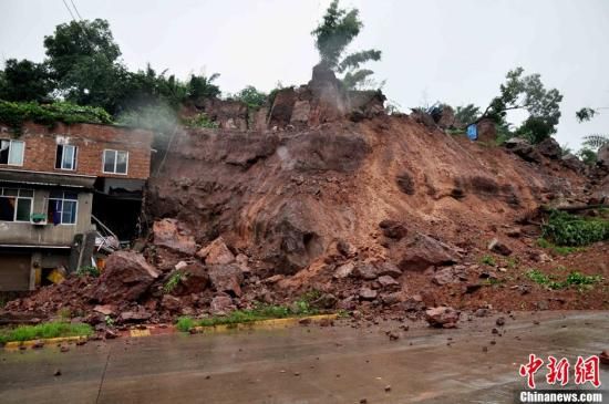 7月22日，连续暴雨造成四川泸州纳溪区新乐镇山体滑坡。