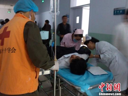 医生在晋城市人民医院救护伤员。　原国堂　摄