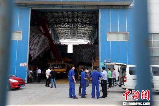 湖北宜昌一工厂250吨重件坠落致2死1伤（图）