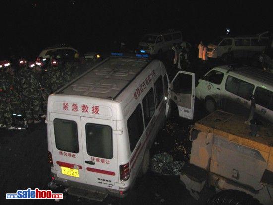 2月3日晚，救援车辆停在发生瓦斯爆炸的钓鱼台煤矿井口外。新华社发