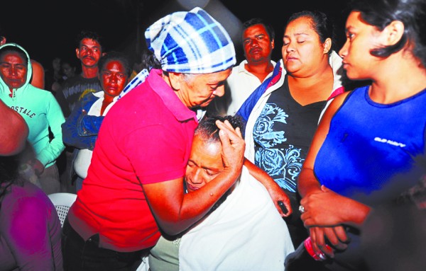 2月15日，一名洪都拉斯中部科马亚瓜市监狱大火中的伤者被送到首都特古西加尔巴的一所医院。