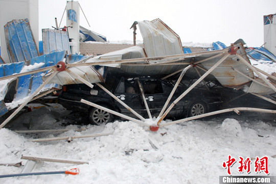 23日傍晚，新疆克州阿图什市一石油加油站顶棚发生坍塌，致使3辆正在加油的轿车被埋，事故造成2人死亡，4人受伤。孙亭文 摄