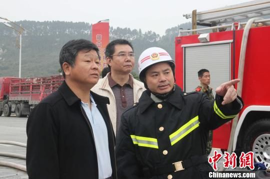 漳州副市长王毅群(左一)和消防支队长黄日全(右一)在现场指挥排险处置。 肖和勇 摄