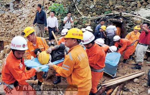 恭城一采矿点发生塌方事故 两名矿工幸运获救(图)