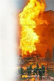 21日下午，位于华山街道办高家村的一处储存化学品的仓库失火，现场消防队员奋力扑救大火，火势最终在晚 点钟左右得到控制。 记者刘天麟 摄