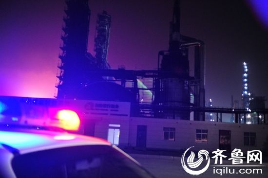 16日晚23时，垦利石化公司火灾已被扑灭。17日凌晨，记者赶到现场后发现，两台高压水枪正在对过火装置进行冷却降温。(齐鲁网记者 张晓博 摄)
