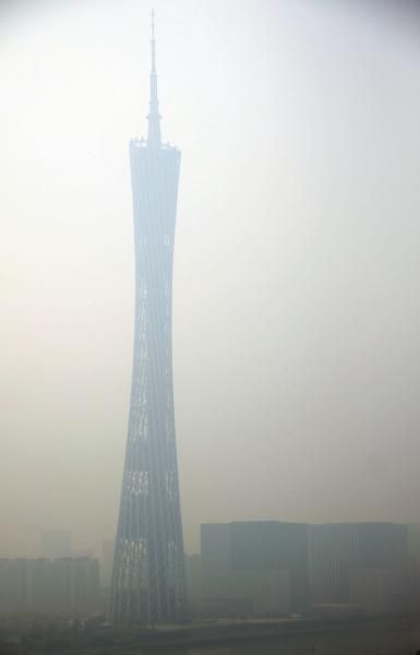 广州市区被雾霾笼罩。新华社发