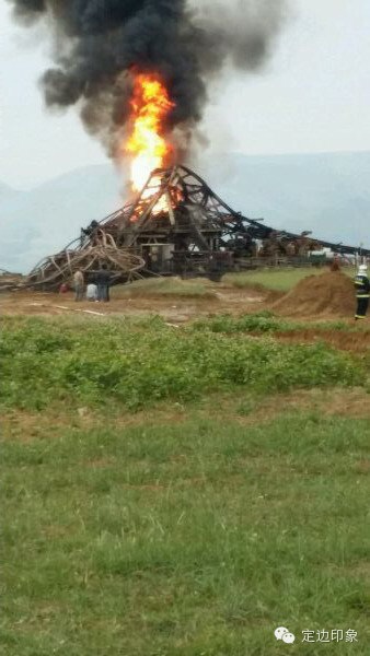 长庆油田定边一钻井作业突发井喷事故，引发大火。（图片来源于微信）