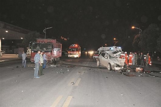 随州发生轿车与渣土车相撞事故致4死1重伤(图)