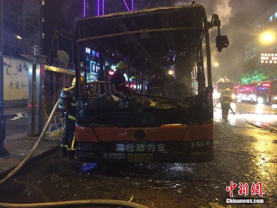9月16日晚上19时许，浙江杭州市西湖区文三路马塍路口一辆公交车起火燃烧。记者从杭州市公交集团了解到，此次火灾致9名乘客受皮外伤，无人员死亡。