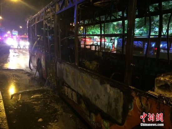 9月16日晚上19时许，浙江杭州市西湖区文三路马塍路口一辆公交车起火燃烧。记者从杭州市公交集团了解到，此次火灾致9名乘客受皮外伤，无人员死亡。