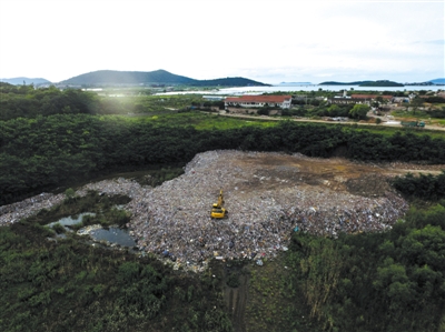 昨日，在苏州吴中区金庭镇太湖边，大量垃圾堆积成山。新华社发