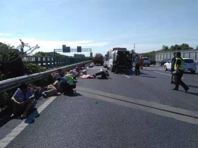 杭州一面包车追尾货车致3人死亡 多人受伤(组图)