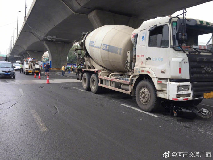 郑州一水泥罐车撞上电动车 造成一死一伤