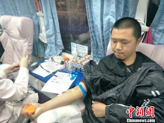 2月20日，江西省赣州市宁都县爱心人士为受伤人员献血。　李斌 摄