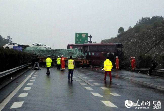 大广高速江西段发生事故 三车相撞已造成4死2伤