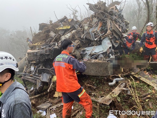 台湾黑鹰直升机坠毁8死5生还 “参谋总长”罹难