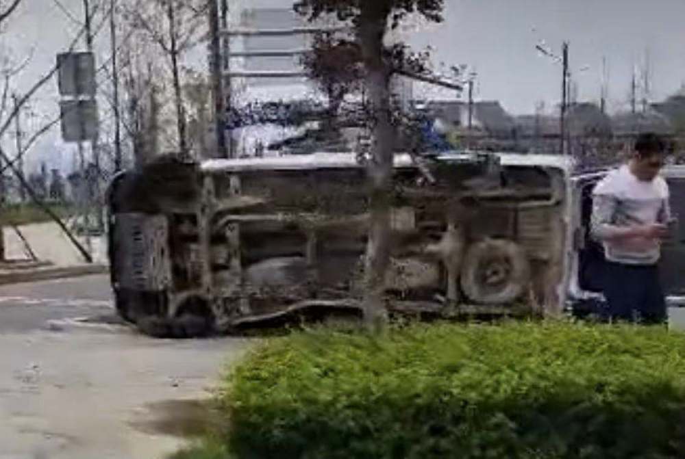 桂林恭城两小客车碰撞 致2死2伤