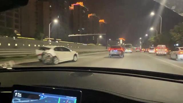 广东一国道发生交通事故2死1伤，现场情况惨烈