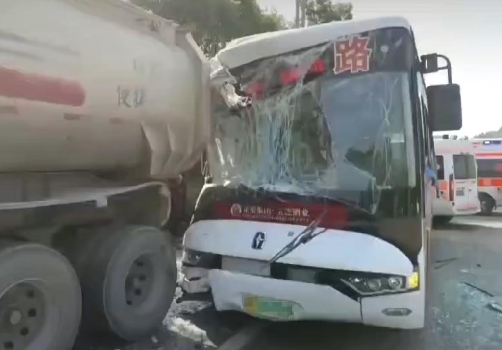 四川安岳县一公交和罐车相撞致多人受伤