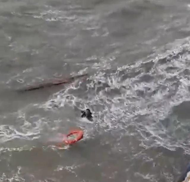 福州一海域发生翻船事故 2人获救4人失联