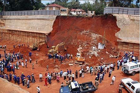 乌干达首都建筑工地坍塌6人死亡10人被埋