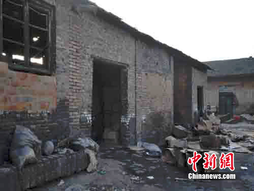 山西闻喜县畖底镇小马村振新玻璃厂玻璃厂30日中午11时左右突然发生爆炸事故，爆炸造成多人伤亡。图为事故现场。冯彦 摄