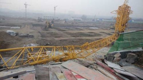 齐鲁晚报1月7日泰安讯（记者 路伟）上午8点半左右，泰安市京沪高铁片区F棚户区 住房改造工程工地发生一吊塔倒塌。现场工人称一死两伤。现场的建设规划公示 牌上显示，建设单位为泰安泰山城乡建设发展有限公司。